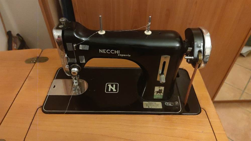 Macchina da cucire a pedale necchi esperia - Elettrodomestici In vendita a  Catania