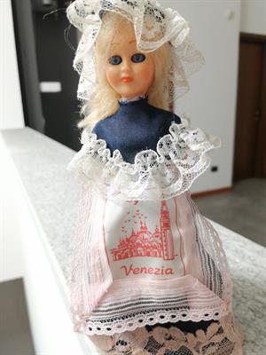 Bambolina veneziana con abito tradizionale