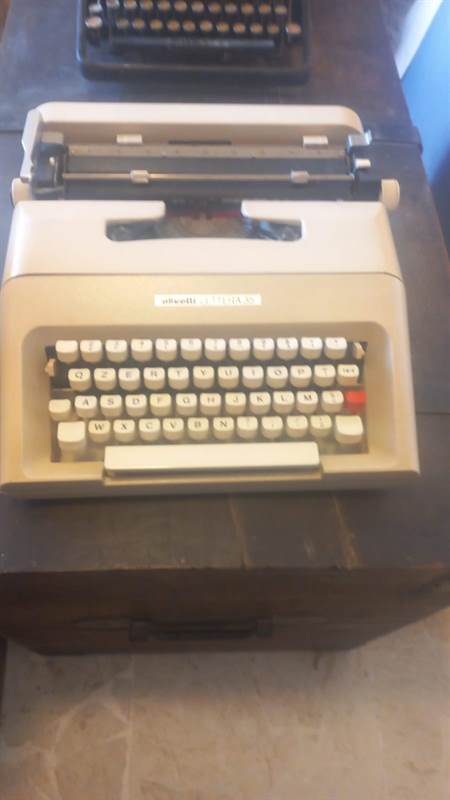 Macchina Olivetti lettera 32