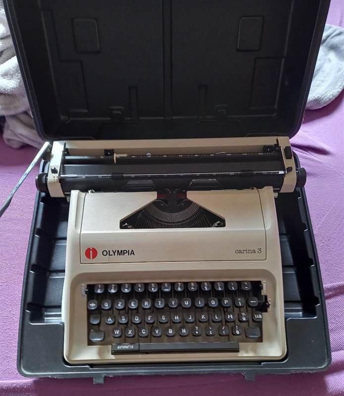 MACCHINA DA SCRIVERE OLIVETTI OLYMPIA CARINA 3, in ottime condizioni