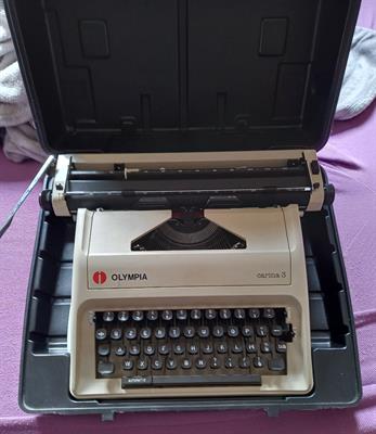 MACCHINA DA SCRIVERE OLIVETTI OLYMPIA CARINA 3