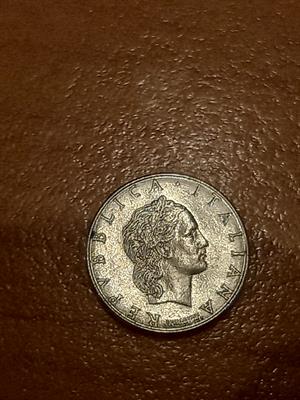 Rara moneta, a diametro ridotto, da 50 lire.