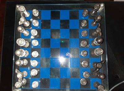 Scacchiera in vetro con scacchi in metallo