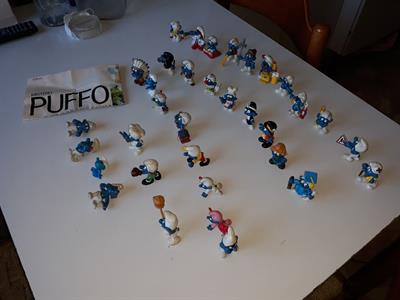 Gruppo di 33 Puffi rappresentanti