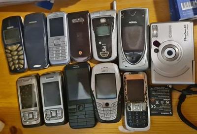 Cellulari e fotocamera vintage usati