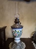 Lume ad olio è fatto in ceramica e metallo