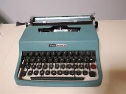 Macchina da scrivere Olivetti Lettera 32, colore verde, ottimo stato - Anteprima 2