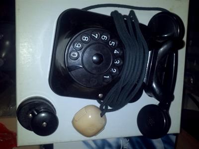 Vecchio telefono da muro,